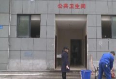 这座公厕长期堵塞 又脏又臭居民痛苦不堪
