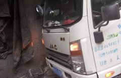 下雨路滑  货车冲下公路撞上民房