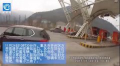 女子高速路口拦车报警“老公带着小三跑了”