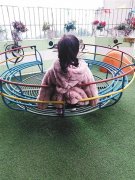 5岁女童夜敲邻居门 泪眼汪汪哭求给妈妈打电话
