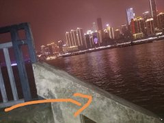 女子醉酒躺在石栏上 翻身便会坠江