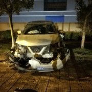 汽车撞烂后却不见有人下车 疑似驾驶员醉酒逃跑
