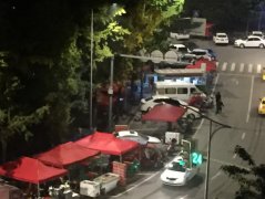 烧烤摊贩强行霸占停车位 附近居民无地停车