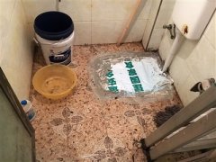 小区下水道堵塞一个月 污水满溢臭气熏天