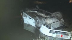 重庆诡异车祸 男子平路翻车溺水身亡