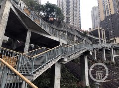 重庆一公园落差近70米 如长蛇蜿蜒