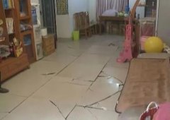 男子在家看电视 地砖爆裂成“蜘蛛网”