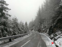 重庆部分高海拔地区再迎降雪 银装素裹
