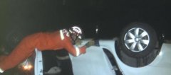 重庆发生诡异车祸 平路翻车