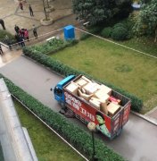 货车开进小区 八旬老人被撞