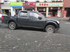 重庆现“奇葩”车主：家用镜子绑车上当后视镜