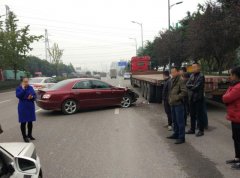 后车鸣笛吓蒙女司机 狂打方向盘撞上大拖车