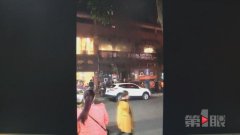 重庆一烤鸭店突发火灾 大火包围整栋楼房