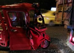 “打瞌睡”撞上大货车 车损人伤