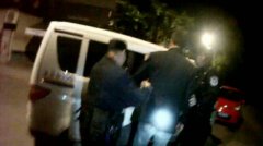 两男子酒后欲把别人的摩托抬出小区