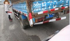 宝妈开车带孩子 分心撞上前方小货车