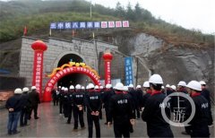 这个隧道挖到10次溶洞  运渣要坐渡船