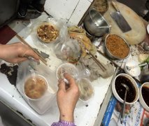 女子怒气冲冲闯进餐馆：大家不要吃了，有毒！