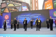 “12.2”全国交通安全日 今天他们在解放碑发出倡议