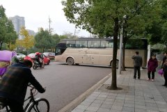大巴横在路中间进退两难 后面车辆排起长龙