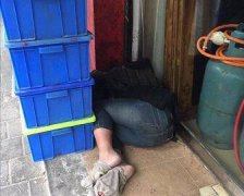 男孩脚套袖套蜷缩街头 风餐露宿令人心疼