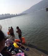 大叔大妈湖里冬泳 路人穿羽绒服围观