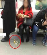 女子车厢内剥橘子 果皮扔一地