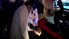 摩托追尾轿车男子头撞玻璃 头盔救了他一命