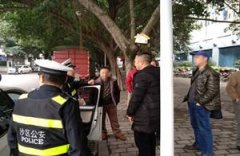 两男子赌钱动起手来   求“评理”结果都遭了