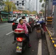 心真大！女司机载娃反坐电动车