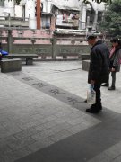七旬老人以水为墨练字健身 行人纷纷叫“好”