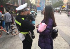 粗心妈妈忙着付账 连娃走掉了都不知道