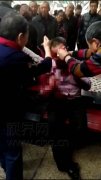 老人外出不慎摔倒 上百群众上演暖心一幕