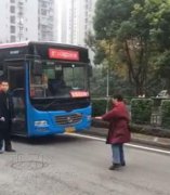 大马路上“打太极” 女子导致交通拥堵长达半小时