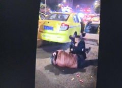 男子当街暴打的哥 只因一声“兄弟”