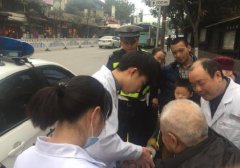 八旬老人突发脑梗塞晕倒  民警及时救助转危为安