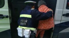 七旬老人携“巨款”外出迷路 民警积极作为助其回家