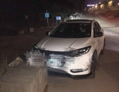 撞车了他满脸是血都顾不上擦 继续和“女神”打电话