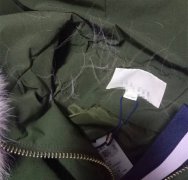 2000元买的羽绒服拿回家后掉毛严重   像下“雪”一样