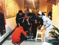 男子躺在地上  醉得不省人事