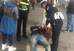 穿得单薄又没吃早饭  一个大小伙子倒在了路边