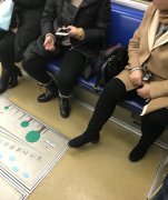 两大姐用手提包占座：这儿有人等会就来