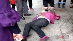 大妈热衷健康讲座 半路摔跤左腿骨折
