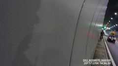男子骑单车逆行上高速 一天内两次遇上执法队员