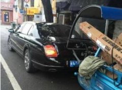 撞完小货车又撞小轿车  抢道不说还没牌照
