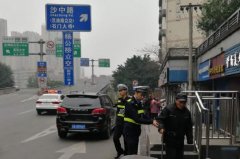 老大爷大马路上悠闲散步  幸好民警及时发现制止