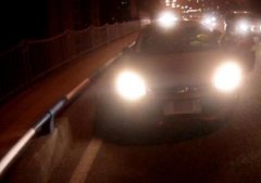 下班晚高峰  男子竟把车停路中央睡着了