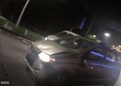 考了3年才拿到驾照的她 第一次开车上路就连撞3车