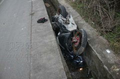 男子开车走神  连人带车栽进路边水沟