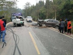 越野车撞上农用车  两败俱伤